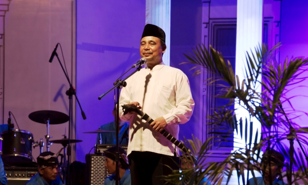 As'at Malik, Bupati Lumajang memegang pusaka Wedhung Mpu Sanibin