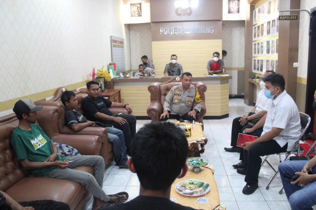 Kapolres Lumajang AKBP Dewa Putu Silaturahmi Suporter Bola Luar Kota