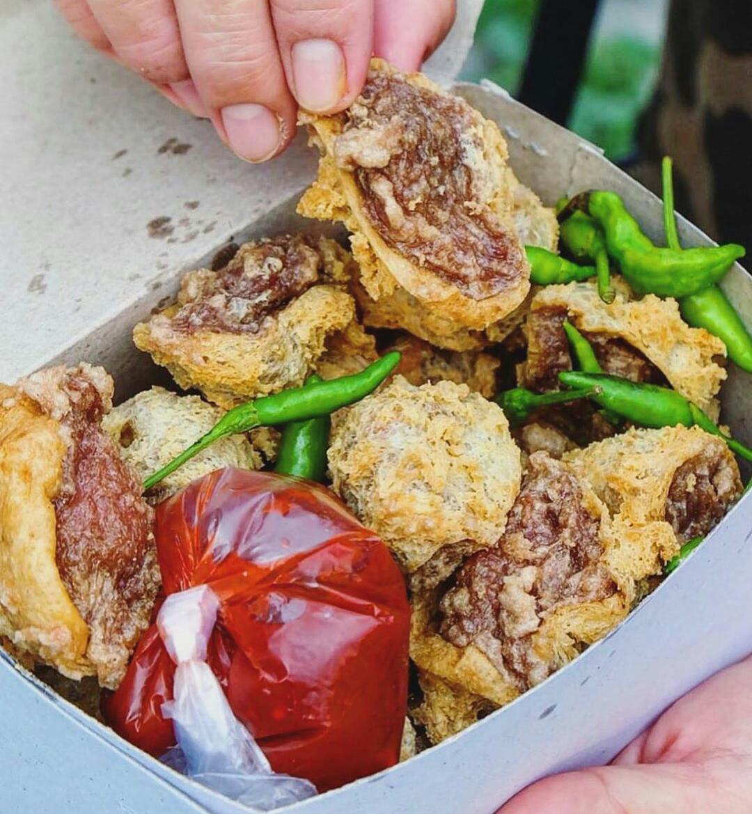 Menikmati Pedasnya Tahu Gejrot di Klapan Lumajang