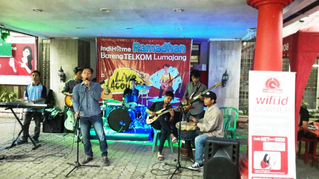 Live music Acoustic di Telkom Lumajang